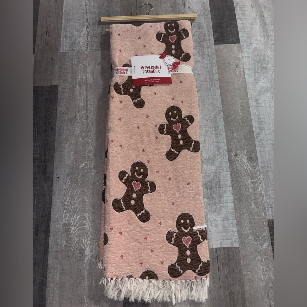 🎄VIRAL Peppermint Square Pink Gingerbread Decorative Throw